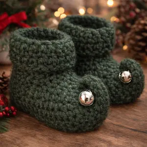 Jingle Bells Christmas crochet baby booties with chunky yarn and elf-style jingle bell accents
