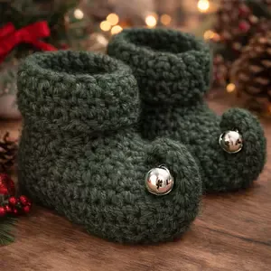 Jingle Bells Christmas crochet baby booties with chunky yarn and elf-style jingle bell accents