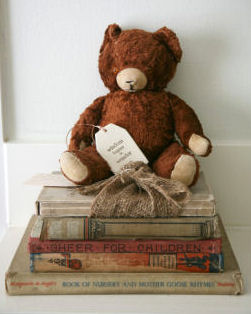 Vintage teddy bear book display idea in a baby nursery