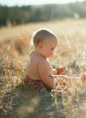 Newborn baby photo shoot outdoors in the sunshine