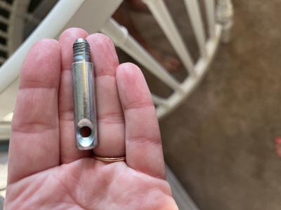 Connector screw for a round baby crib