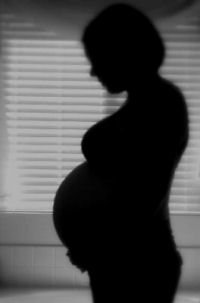 black and white pregnant belly pictures in silhouette