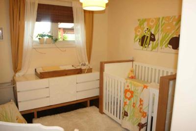 The white and natural wood baby crib looks amazing with the light yellow wall paint color.
