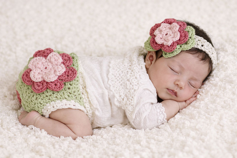 Ruffled newborn baby girl diaper cover and flower infant headband set crochet pattern