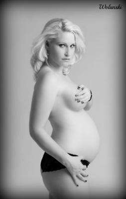 Soft and Beautiful Maternity Pictures at 32 Weeks Pregnant